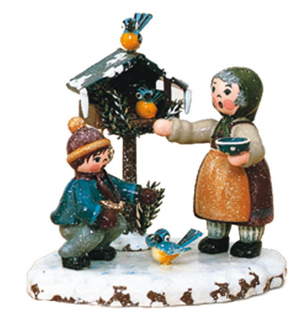 Hubrig Volkskunst | Winterkinder | Vogelfütterung | 9 cm