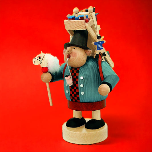 Der KWO Räuchermann mit Motiv Spielzeughändler aus dem  Erzgebirge wird mit Liebe zum Detail handgefertigt. Mit einer Größe von  ca. 23 cm dekoriert der KWO Räuchermann - Spielzeughändler festlich jede Wohnung oder jedes Haus.