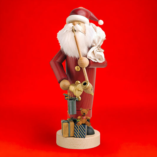 Der KWO Räuchermann mit Motiv WEIHNACHTSMANN aus dem  Erzgebirge wird mit Liebe zum Detail handgefertigt. Mit einer Größe von  ca. 25 cm dekoriert der KWO Räuchermann - Weihnachtsmann festlich jede Wohnung oder jedes Haus.